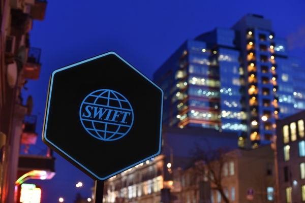 swift-launches-shared-blockchain-ledger-with-17-banks-to-support-24/7-tokenised-deposit-payments